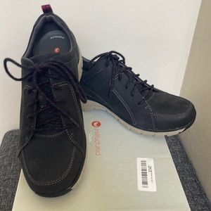 Clarks waterproof shoes size 7.5 Wide with